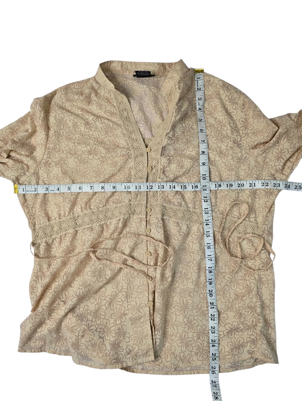 Vintage beige floral print blouse with delicate lace detailing and a V-neckline - Picture 4 of 4